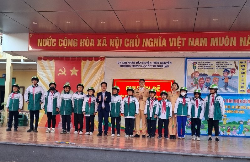 Trạm CSGT Lưu Kiếm  tuyên truyền pháp luật giao thông cho học sinh trường THCS Ngũ Lão
